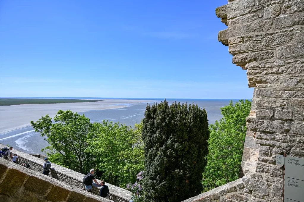 Sur les coursives de l'abbaye, vue sur la baie du Mont-Saint-Michel