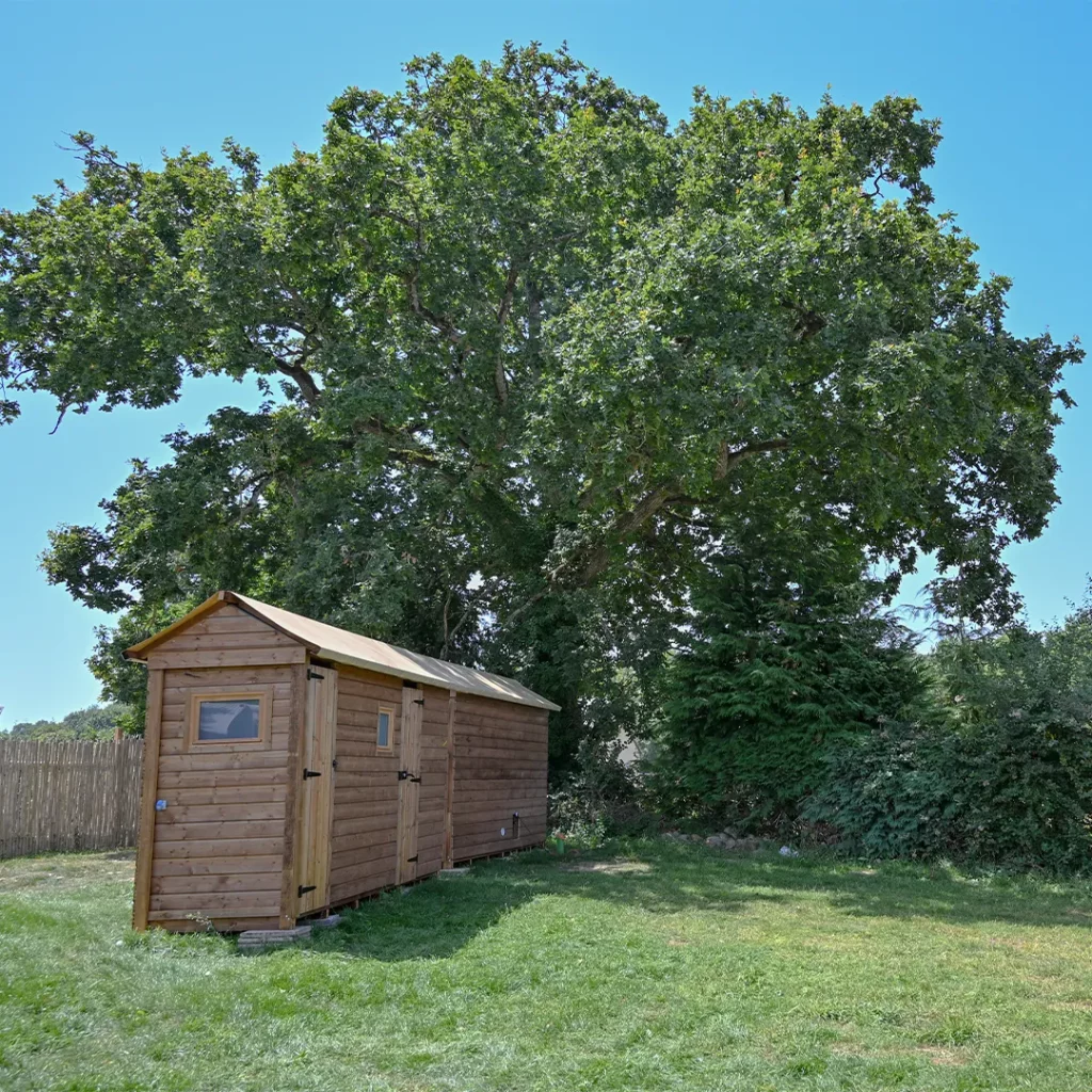 Cabane privative en bois installée sous un grand chêne, au calme en Normandie