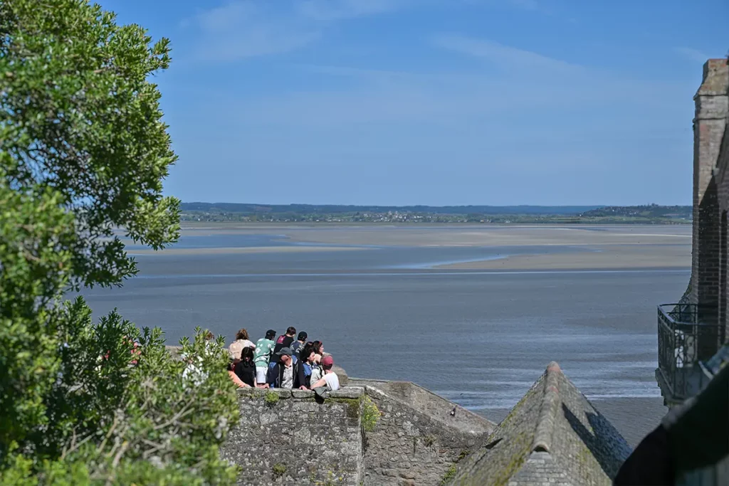 Groupe admirant la Baie du Mont-Saint-Michel depuis l'abbaye