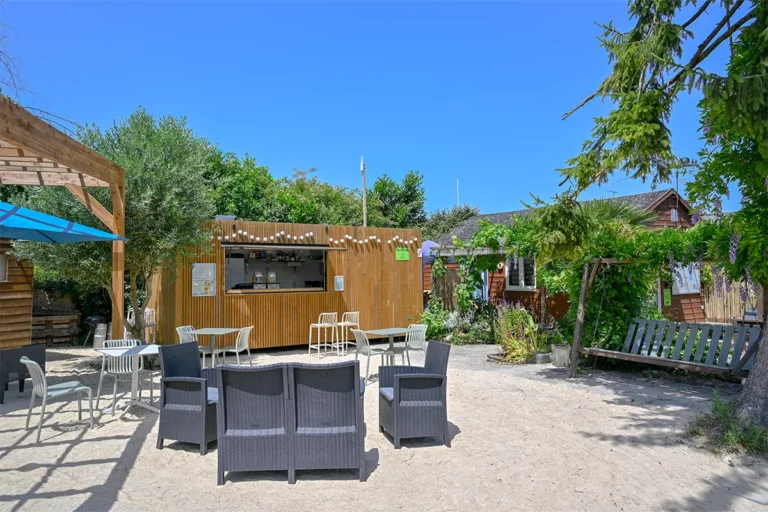 Terrasse du bar et salons de jardin au Camping Les Chemins du Mont-Saint-Michel